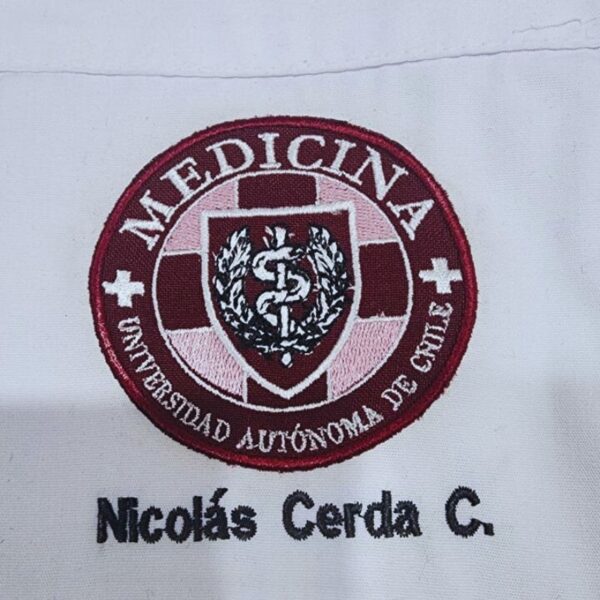 Bordado personalizado con nombre e insignia universitaria