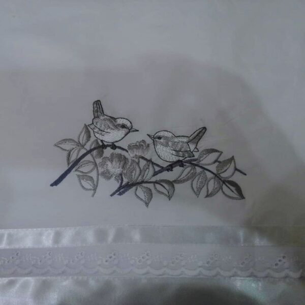 Sábanas de Matrimonio con Bordado de Aves – Elegancia y Confort
