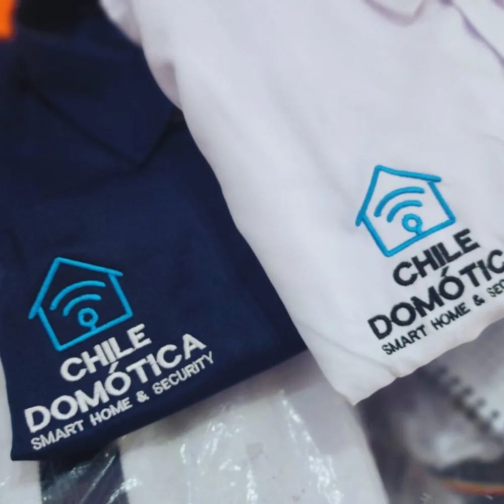 Bordado corporativo Chile Domótica en uniformes profesionales