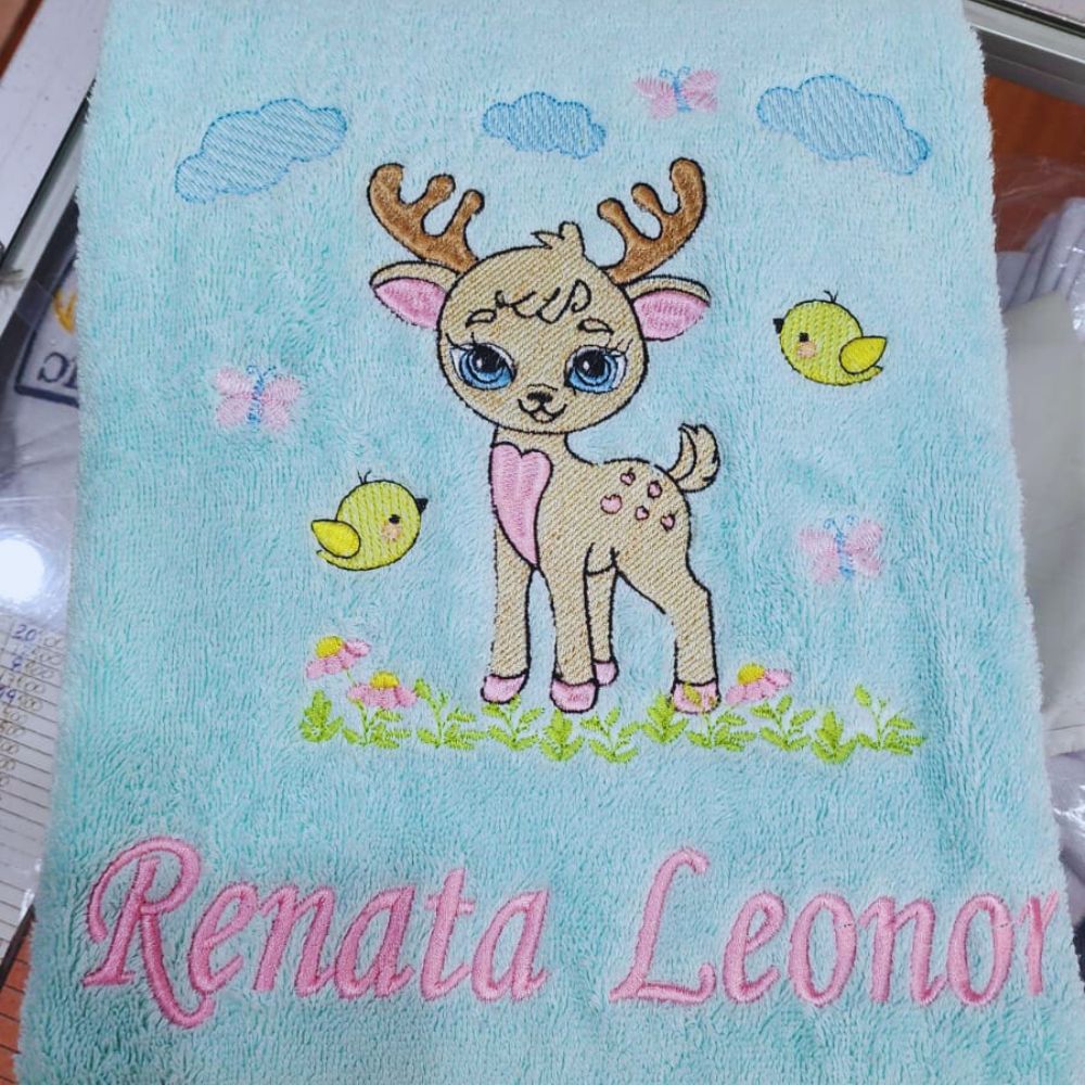 Bordado infantil personalizado con nombre en toalla – Diseño de ciervo y aves