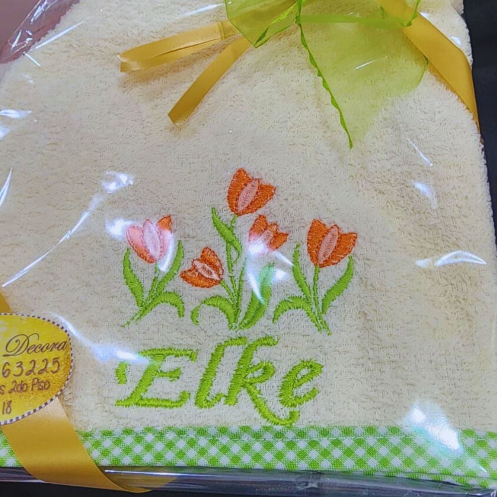 Bordado Nombre Elke y Flores